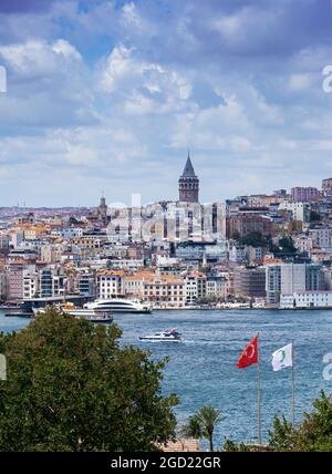 Turchia Istanbul 28.07.21 Città di una parte della città di Istanbul che mostra le case e la torre Galata al tramonto presso l'Harbourside Eminönü. Foto Stock