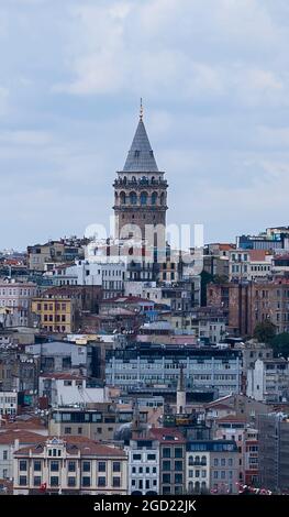 Turchia Istanbul 28.07.21 Città di una parte della città di Istanbul che mostra le case e la torre Galata al tramonto presso l'Harbourside Eminönü. Foto Stock