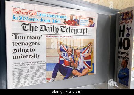 'Troppi adolescenti che vanno all'università' la prima pagina del quotidiano Daily Telegraph Education il 10 agosto 2021 a Londra Inghilterra Regno Unito Foto Stock