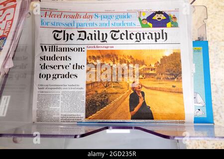 Daily Telegraph Newspaper headline prima pagina 'Greek Fires Rage on' e 'Williamson: Students 'serve' i migliori voti' RISULTATI DI livello A 2021 Londra UK Foto Stock