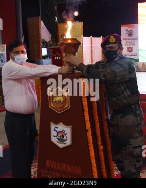 Guwahati, Guwahati, India. 10 agosto 2021. Vittoria fiamma della guerra del 1971 condotta durante la celebrazione di Swarnim Vijay Varsh (1971-2021), commemorando 50 anni di vittoria dell'India contro il Pakistan nella guerra del 1971 alla stazione militare di Narengi a Guwahati martedì 10 agosto 2021 (Credit Image: © Dasarath Deka/ZUMA Press Wire) Foto Stock