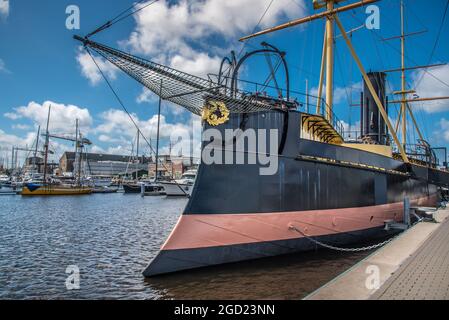 Den Helder, Paesi Bassi. 31 luglio 2021. Prua e poppa della storica nave di montone De Schorpioen alla banchina del molo di Willemsoord a Den Helder. Foto di alta qualità Foto Stock