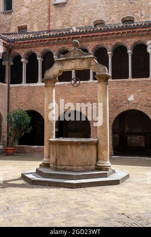 Una fontana a Bologna in una giornata estiva Foto Stock