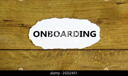 Simbolo di successo dell'onboarding. La parola "Onboarding" sul white paper. Bellissimo sfondo in legno. Business, concetto di successo onboarding. Spazio di copia. Foto Stock