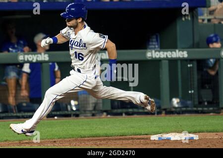 Kansas City, Stati Uniti. 10 agosto 2021. Kansas City Royals ha lasciato il fielder Andrew Benintendi (16) girando terzo e si dirige a casa per segnare contro i New York Yankees nel nono inning al Kauffman Stadium di Kansas City, Missouri, lunedì 09 agosto 2021. Photo by Kyle Rivas/UPI Credit: UPI/Alamy Live News Foto Stock