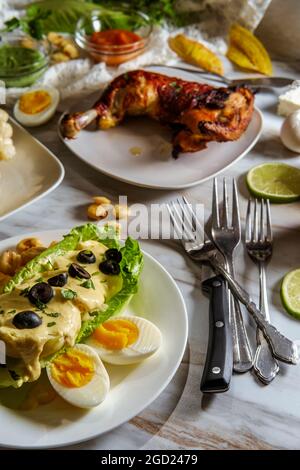 Cena peruviana di portata completa con patate papà a la Huancaina e uova sode con salsa al formaggio Foto Stock