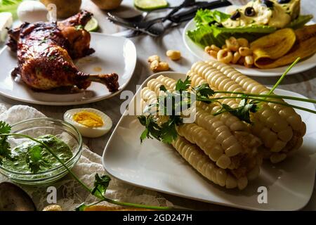 Cena peruviana di portata completa con patate papà a la Huancaina e uova sode con salsa al formaggio Foto Stock