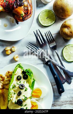 Cena peruviana di portata completa con patate papà a la Huancaina e uova sode con salsa al formaggio Foto Stock