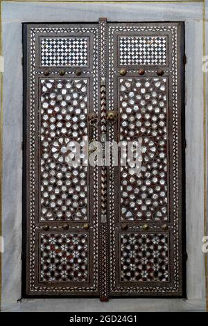 Turchia Istanbul 28.07.21 Topcapi museo in Istanbul.A porta di legno con gusci di mare lucidato, un artigianato tradizionale a mano in Siria e Damasco. Foto Stock