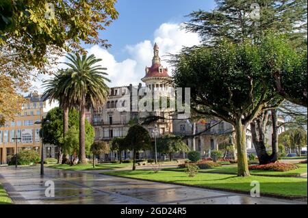 RIBADEO, SPAGNA - 4 ottobre 2020: Plaza de Espana nel centro di Ribadeo, Lugo, Galizia, Spagna. Foto Stock