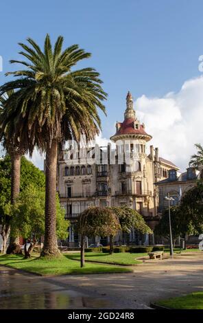 RIBADEO, SPAGNA - 4 ottobre 2020: Edificio Torre de los Moreno e palme in Plaza de Espana nel centro di Ribadeo, Lugo, Galizia, Foto Stock