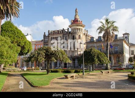 RIBADEO, SPAGNA - 4 ottobre 2020: Torre de los Moreno e gli edifici del municipio in Plaza de Espana nel centro di Ribadeo, Lugo, Galizia, Foto Stock