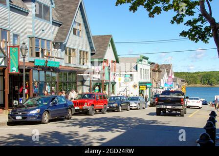 Bar Harbour, Maine, USA - Settembre 2010: Strada con negozi e ristoranti che conducono al mare a Bar Harbor. Foto Stock