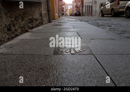 RIBADEO, SPAGNA - 4 ottobre 2020: Cartello del capesante St Jakob sul pavimento in pietra del Ribadeo, Lugo, Galizia, Spagna. Foto Stock