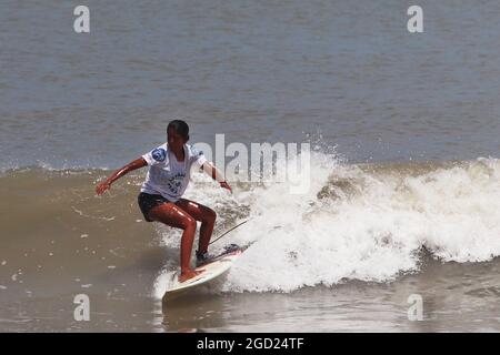 Chennai, Tamil Nadu, India. 10 agosto 2021. Un partecipante surfista durante il festival annuale Covelong Point Classic Surf a Kovalam, alla periferia di Chennai. (Immagine di credito: © filo Sri Loganathan/ZUMA Press) Foto Stock