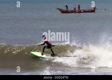 Chennai, Tamil Nadu, India. 10 agosto 2021. Un partecipante surfista durante il festival annuale Covelong Point Classic Surf a Kovalam, alla periferia di Chennai. (Immagine di credito: © filo Sri Loganathan/ZUMA Press) Foto Stock