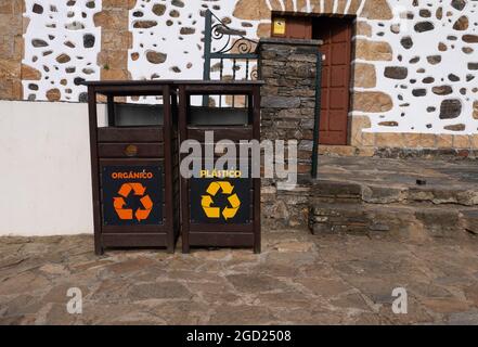 SAN ANDRES DE TEIXIDO, SPAGNA - 13 settembre 2020: Bidoni separati per la raccolta di rifiuti organici e plastici nei pressi del santuario, San Andres De Teixido, Spagna Foto Stock