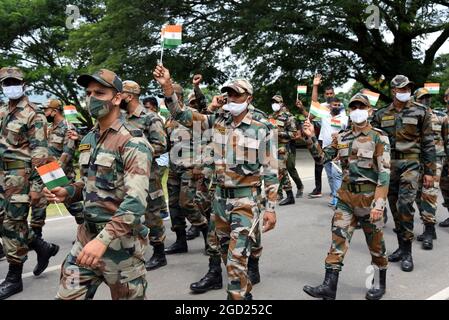 Guwahati, Guwahati, India. 10 agosto 2021. Esercito indiano durante la celebrazione di Swarnim Vijay Varsh (1971-2021), commemorando 50 anni di vittoria dell'India contro il Pakistan nella guerra del 1971 alla stazione militare di Narengi a Guwahati martedì 10 agosto 2021 (Credit Image: © Dasarath Deka/ZUMA Press Wire) Foto Stock