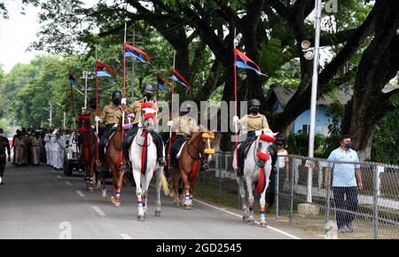 Guwahati, Guwahati, India. 10 agosto 2021. Esercito indiano durante la celebrazione di Swarnim Vijay Varsh (1971-2021), commemorando 50 anni di vittoria dell'India contro il Pakistan nella guerra del 1971 alla stazione militare di Narengi a Guwahati martedì 10 agosto 2021 (Credit Image: © Dasarath Deka/ZUMA Press Wire) Foto Stock