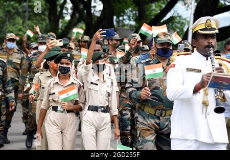 Guwahati, Guwahati, India. 10 agosto 2021. Esercito indiano e cadetti del NCC durante la celebrazione di Swarnim Vijay Varsh (1971-2021), commemorando 50 anni di vittoria dell'India contro il Pakistan nella guerra del 1971 alla stazione militare di Narengi a Guwahati martedì 10 agosto 2021 (Credit Image: © Dasarath Deka/ZUMA Press Wire) Foto Stock