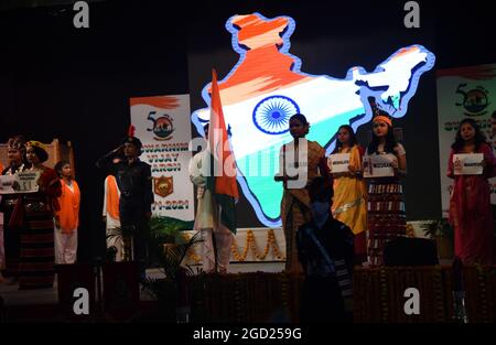 Guwahati, Guwahati, India. 10 agosto 2021. I giovani eseguono la danza patriottica durante la celebrazione di Swarnim Vijay Varsh (1971-2021), commemorando 50 anni di vittoria dell'India contro il Pakistan nella guerra del 1971 alla stazione militare di Narengi a Guwahati martedì 10 agosto 2021. (Credit Image: © Dasarath Deka/ZUMA Press Wire) Foto Stock