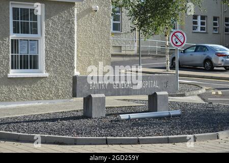 Bantry, West Cork, Irlanda. 9 agosto 2021. L’unità di valutazione medica del Bantry General Hospital riaprirà mercoledì alle 9. Credit: Karlis Dzjamko/Alamy Live News Foto Stock