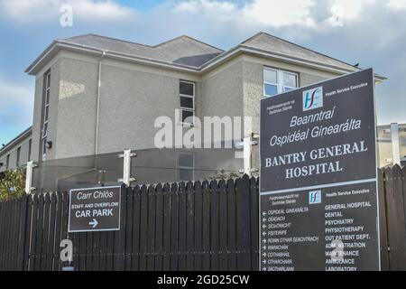 Bantry, West Cork, Irlanda. 9 agosto 2021. L’unità di valutazione medica del Bantry General Hospital riaprirà mercoledì alle 9. Credit: Karlis Dzjamko/Alamy Live News Foto Stock