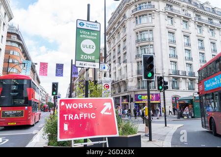 ULEZ Ultra Low Emission zone e segnale di addebito per la congestione alla fine di Oxford Street. Londra - 10 agosto 2021 Foto Stock