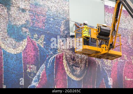 Barcellona, Catalogna, Spagna. 10 agosto 2021. L'immagine di Lionel messi accanto all'immagine di Gerard Pique è vista rimossa da un poster presso lo stadio del Camp Nou da lavoratori su una gru.il Futbol Club Barcelona ha rimosso l'immagine di Lionel messi dal poster fuori dallo stadio del Camp Nou (immagine di credito: © Thiago Prudencio/DAX tramite CAVO ZUMA Press) Foto Stock