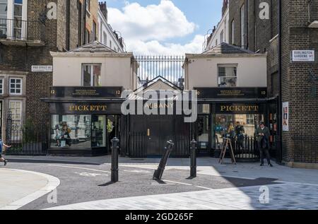 Negozio di abbigliamento esclusivo Pickett Albany a Saville Row. Londra - 10 agosto 2021 Foto Stock