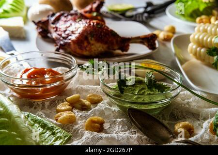 Cena peruviana di portata completa con patate papà a la Huancaina e uova sode con salsa al formaggio Foto Stock