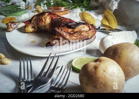 Cena peruviana di portata completa con patate papà a la Huancaina e uova sode con salsa al formaggio Foto Stock