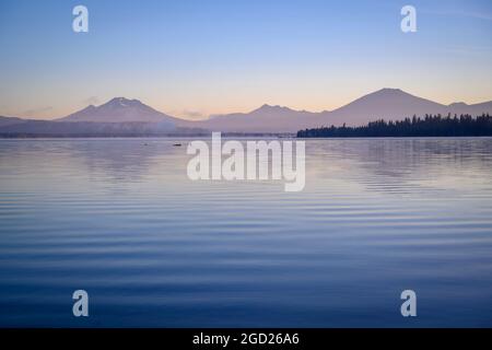 Crane Prairie Reservoir, South Sister e Mount Bachelor; Deschutes National Forest, Cascade Mountains, Oregon centrale. Foto Stock