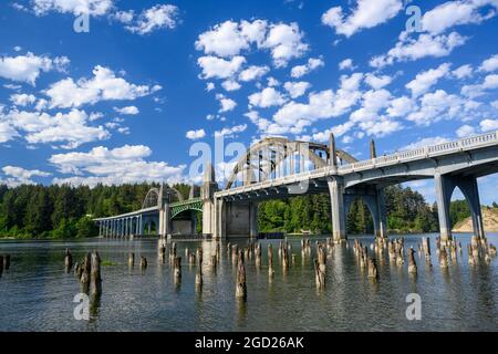 Ponte sul fiume Siuslaw a Firenze sulla costa centrale dell'Oregon. Foto Stock