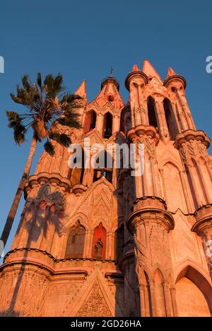 Parroquia de San Miguel Arcangel, la famosa chiesa cattedrale di San Miguel de Allende, Guanajuato, Messico. Foto Stock