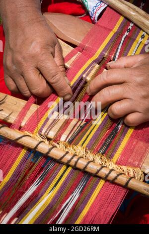 Tessitura tradizionale panno Quechua nel villaggio di Misminay, Valle Sacra, Perù. Foto Stock