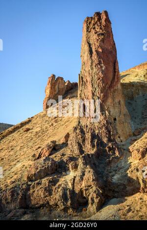 Formazioni rocciose di tufo a flusso di cenere di rhyolite vulcanica che mostrano erosione differenziale a Leslie Gulch, nel sud-est dell'Oregon. Foto Stock