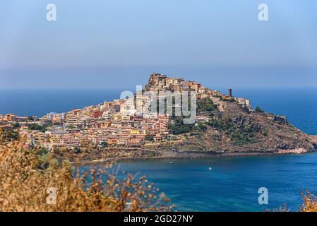 La città di Castelsardo in Sardegna, Italia in estate Foto Stock