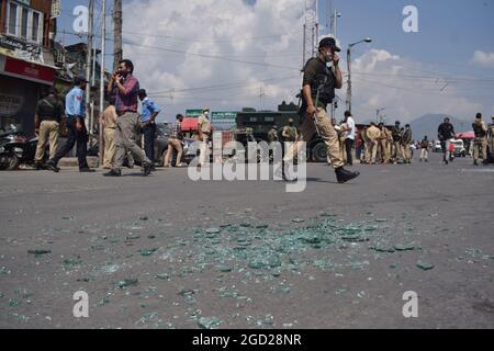 Srinagar. 10 agosto 2021. Un attacco di granata ha avuto luogo sulle forze di sicurezza ad Amira Kadal a Srinagar. Foto Stock