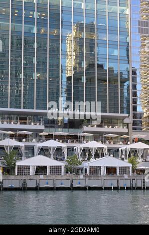 Una crociera sul fiume offre fantastiche vedute dello skyline architettonico lungo il fiume Chicago, il Foto Stock