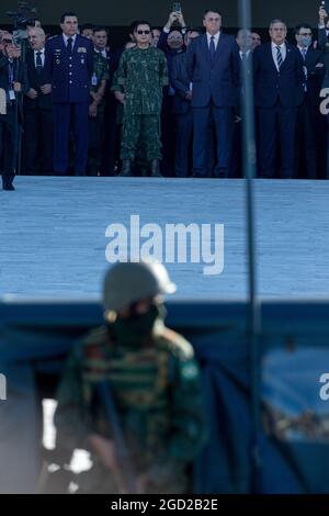 Brasilia, Brasile. 10 agosto 2021. Jair Bolsonaro (m.), presidente del Brasile, si trova di fronte al palazzo del governo vicino a Walter Braga Netto (2 ° da destra), ministro della difesa del Brasile, e membri delle forze armate durante una parata militare. La parata si è svolta il giorno di un voto previsto sulla riforma del sistema elettorale brasiliano ed è stata interpretata come una sfida per la Camera dei deputati. Credit: Myke Sena/dpa/Alamy Live News Foto Stock