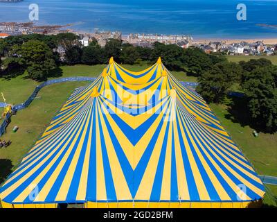 North Berwick, Scozia, Regno Unito. 10 agosto 2021. Vista del Belhaven Big Top, luogo del festival Fringe by the Sea a North Berwick, East Lothian. Il festival dura fino al 15 agosto. Iain Masterton/Alamy Notizie dal vivo. Foto Stock