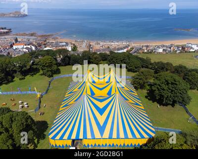 North Berwick, Scozia, Regno Unito. 10 agosto 2021. Vista del Belhaven Big Top, luogo del festival Fringe by the Sea a North Berwick, East Lothian. Il festival dura fino al 15 agosto. Iain Masterton/Alamy Notizie dal vivo. Foto Stock