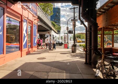 Fuori del mercato di Chelsea, sotto il parco di High Line, a New York lunedì 2 agosto 2021. (© Richard B. Levine) Foto Stock