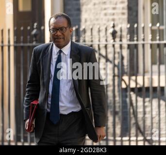 Londra, Regno Unito. 10 agosto 2021. Kwasi Kwarteng, Business Secretary, lascia 10 Downing Street, Londra UK Credit: Ian Davidson/Alamy Live News Foto Stock