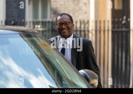 Londra, Regno Unito. 10 agosto 2021. Kwasi Kwarteng, Business Secretary, lascia 10 Downing Street, Londra UK Credit: Ian Davidson/Alamy Live News Foto Stock