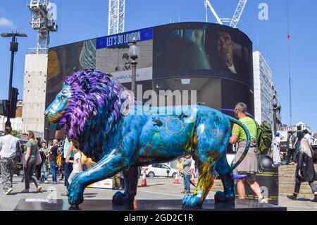 Londra, Regno Unito. 10 agosto 2021. Leone scultura di Noel Fielding in Piccadilly Circus, parte del Lion Trail dall'organizzazione di conservazione della fauna selvatica Tusk. Intorno a Londra sono state esposte sculture di leoni a grandezza naturale, progettate da famosi artisti, musicisti e comici, per sensibilizzare le popolazioni alle minacce che i leoni affrontano e raccogliere fondi per la conservazione e i mezzi di sostentamento influenzati dalla COVID-19 in Africa. Foto Stock