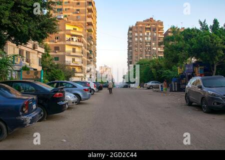 Cairo-Egitto - 1 ottobre 2020: Vista di una strada vuota della città Nasr Cairo vecchio quartiere residenziale con molti edifici e la strada principale in anticipo Foto Stock
