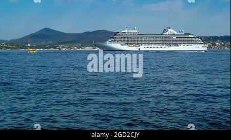 Saint Tropez, Francia - 9 giugno. 2016: Vista su grande nave da crociera sette mari esploratore nella baia del mare mediterraneo contro il cielo estivo blu Foto Stock