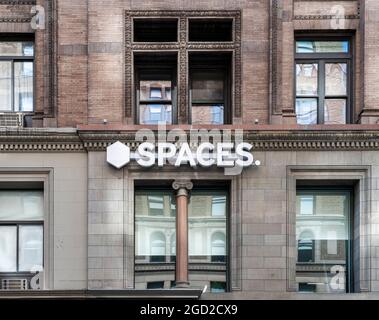 Un cartello annuncia la posizione di uno spazio di co-working degli spazi nel quartiere di Gramercy Park a New York sabato 7 agosto 2021. (© Richard B. Levine) Foto Stock